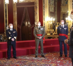 Don Felipe durante el desarrollo de la audiencia militar a un grupo de Generales de Brigada y Contralmirantes